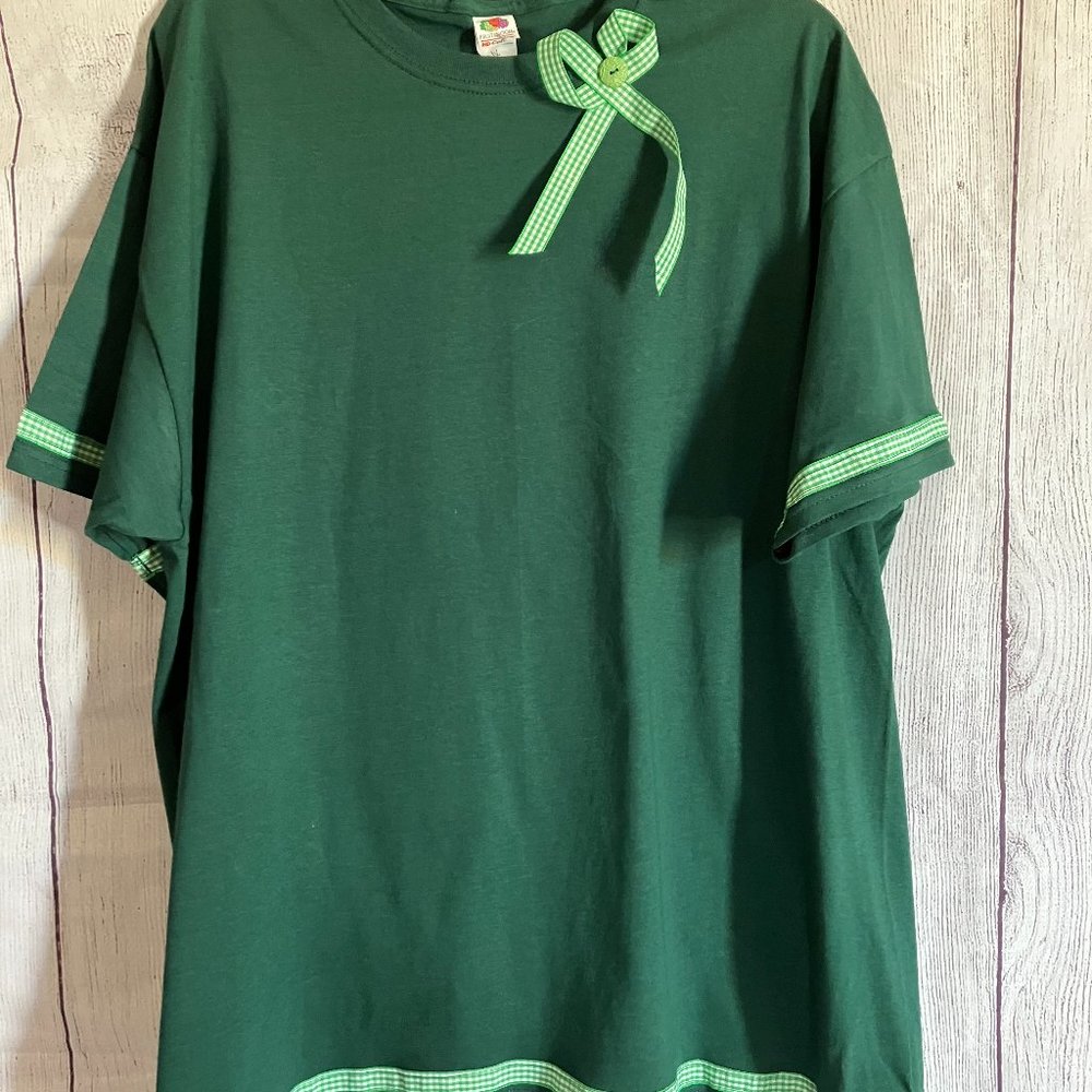 253 Green tee neck tee with plaid ribbon and button accent with hip slits